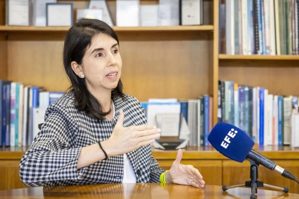 La economista jefe de la firma Ecoanalítica, Graciela Urdaneta, habla en una entrevista con EFE en Caracas (Venezuela). Foto: EFE