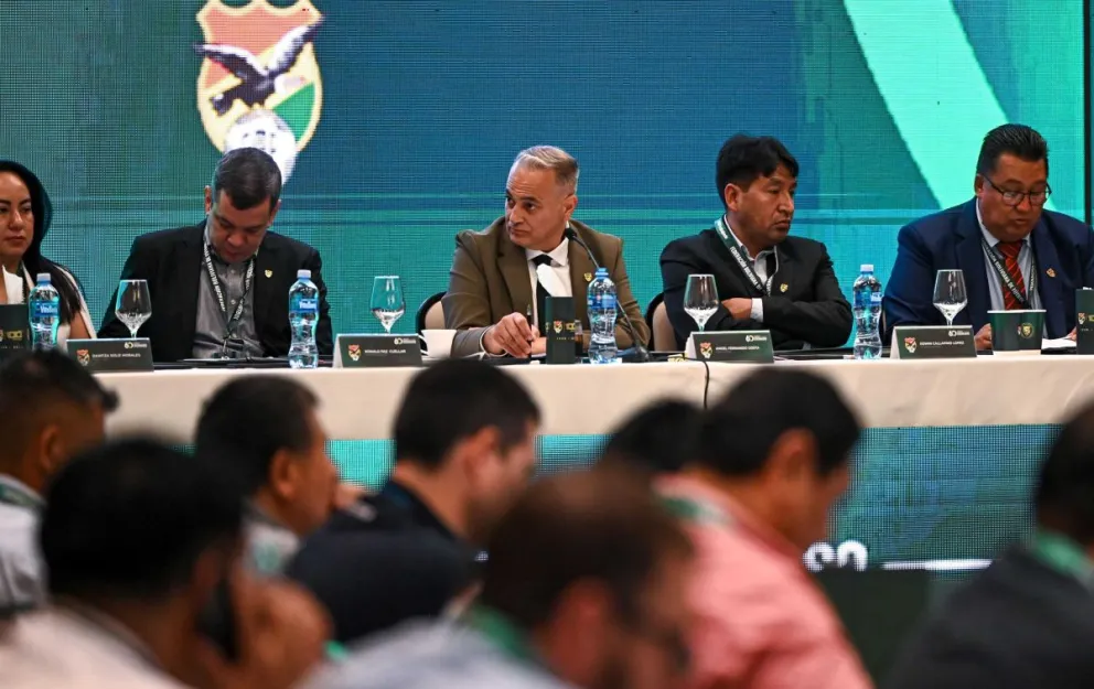 Fernando Costa (centro), presidente de la FBF, junto a los miembros de su Comité Ejecutivo. Foto: Federación Boliviana de Fútbol
