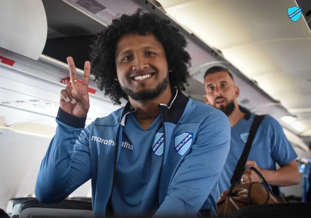 El ecuatoriano Cristian Alemán en el avión que llevó al celeste a Cusco. Santiago Echavarría aparece unos metros atrás. Foto: Club Bolívar