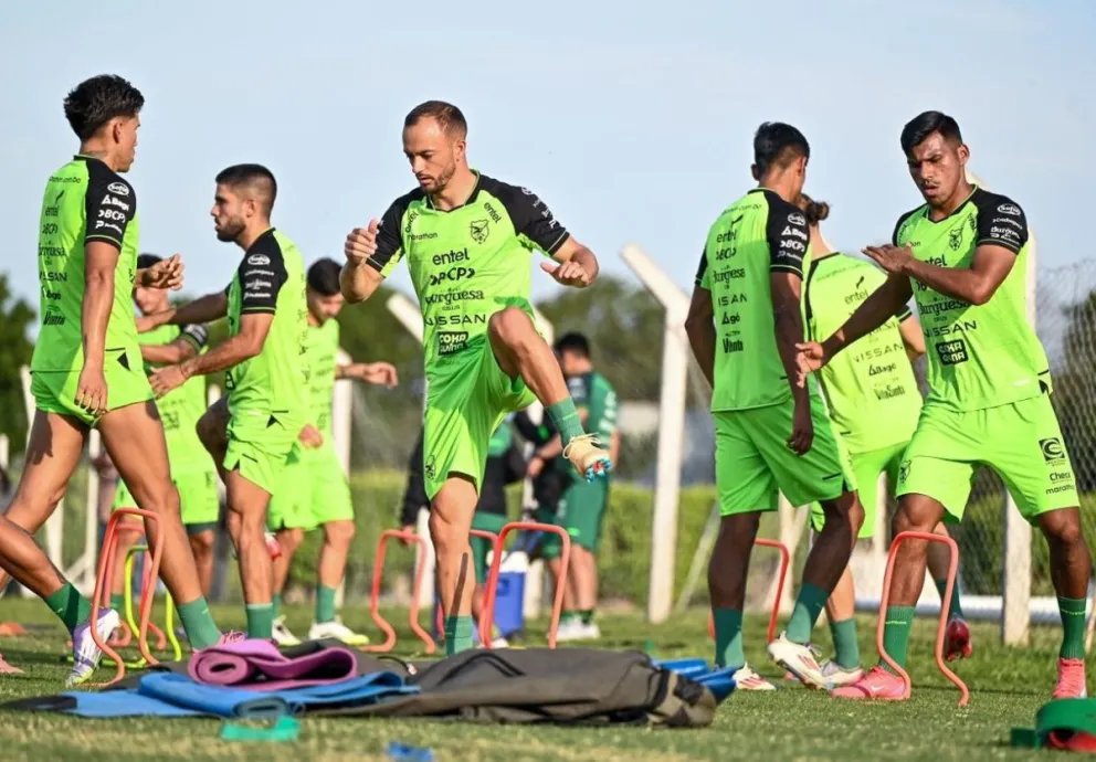 Juan Godoy (centro) y Willan Álvarez (der.) durante uno de los últimos entrenamientos de la Selección. Foto: La Verde - FBF