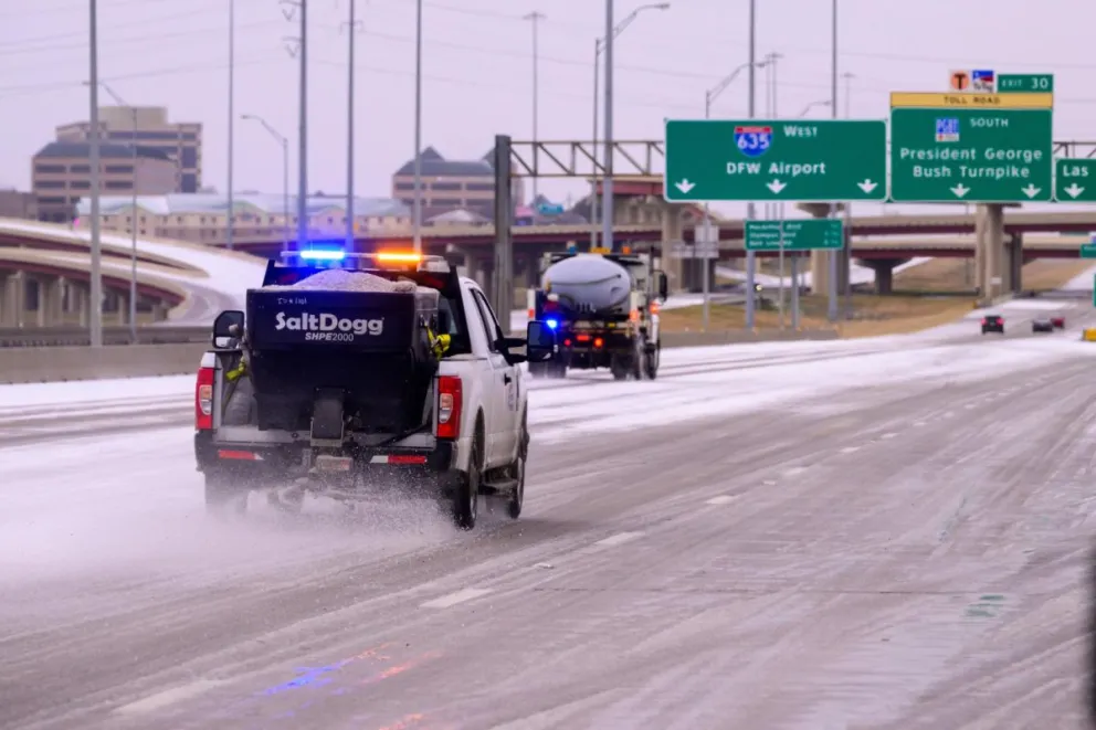Un camión del Departamento de Transporte de Texas aplica una mezcla de salmuera y arena en vías clave durante una tormenta invernal en Dallas, Texas, EE. UU., el 24 de enero de 2026. Foto: EFE