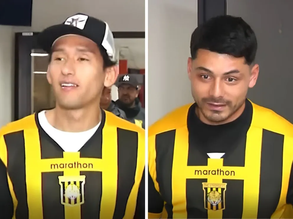 Víctor Abrego (izq.) y Darwin Lom con la camiseta de The Strongest en el aeropuerto de El Alto. Fotos: captura de videos