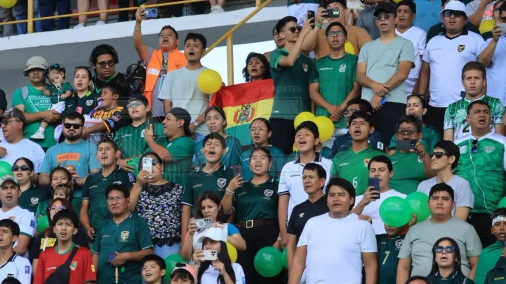 Los aficionados que asistieron al estadio Tahuichi Aguilera en el momento de los himnos. Foto: RDC
