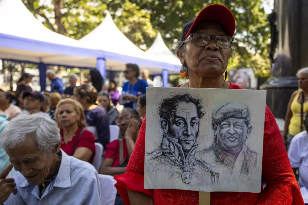 Una persona sostiene un cartel durante el 'Cabildo abierto en Defensa de la Autodeterminación de los Pueblos' en Caracas (Venezuela). Foto: EFE