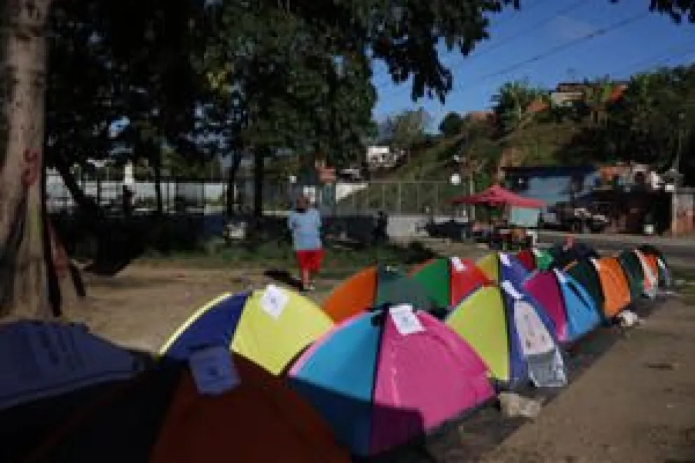 Fotografía del 22 de enero de 2026 que muestra carpas de familiares de presos políticos frente al centro penitenciario Rodeo I, en Zamora, estado de Miranda (Venezuela). Foto: EFE