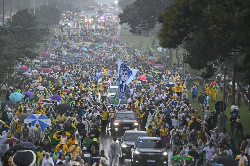 Personas participan en una manifestación por la amnistía para el expresidente de Brasil, Jair Bolsonaro, y otros involucrados en el intento de golpe de Estado del 8 de enero de 2023, este domingo en Brasilia (Brasil). Foto: EFE