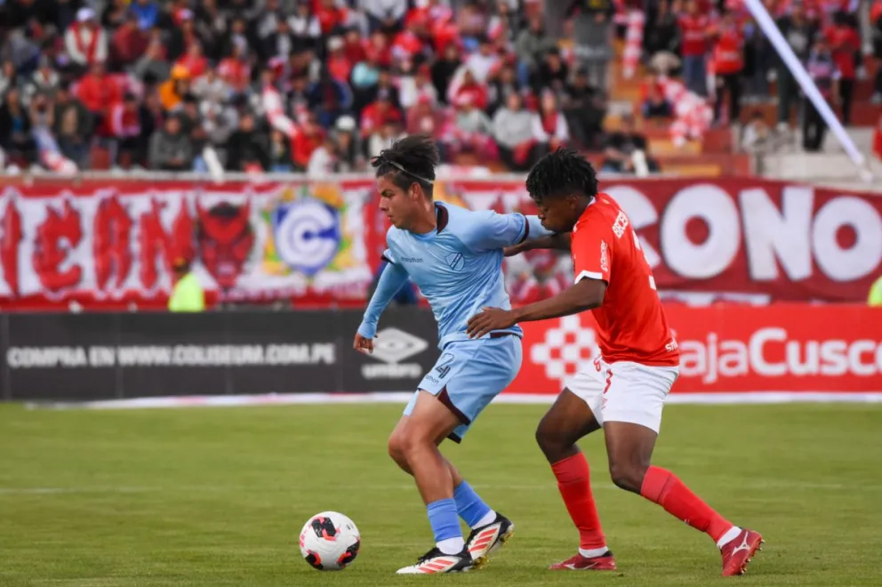Galindo (izq.), de Bolívar, domina la pelota ante la marca de un rival. Foto: Club Bolívar.