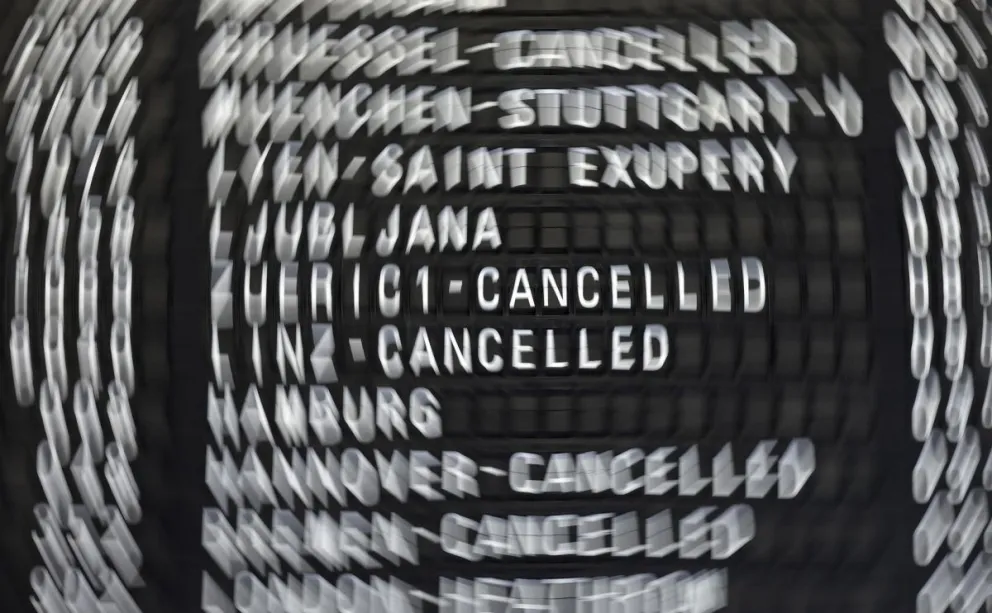 Vista de archivo del panel de salidas con vuelos cancelados en el aeropuerto de Fráncfort, Alemania. Foto: EFE