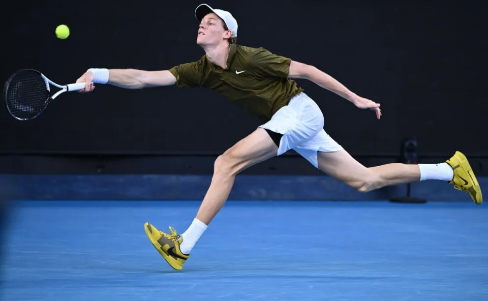 Sinner se esfuerza para llegar a la pelota en su encuentro con Darderi. Foto: EFE.