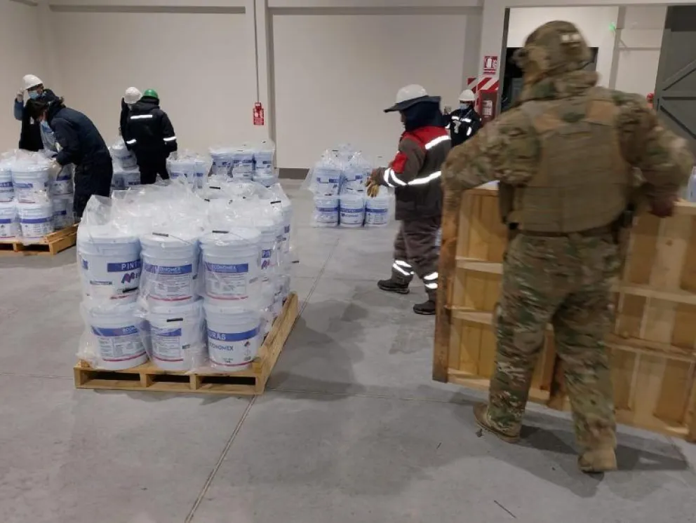 Ingresaron al territorio nacional 216 baldes de pintura mezcladas con mercurio. Foto: Radio Kollasuyo / FGE 