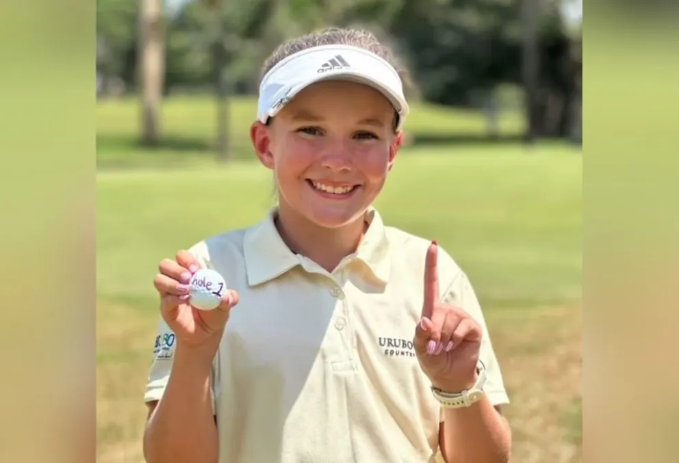 Ormachea festeja por su hoyo en uno. Foto: Federación Boliviana de Golf.