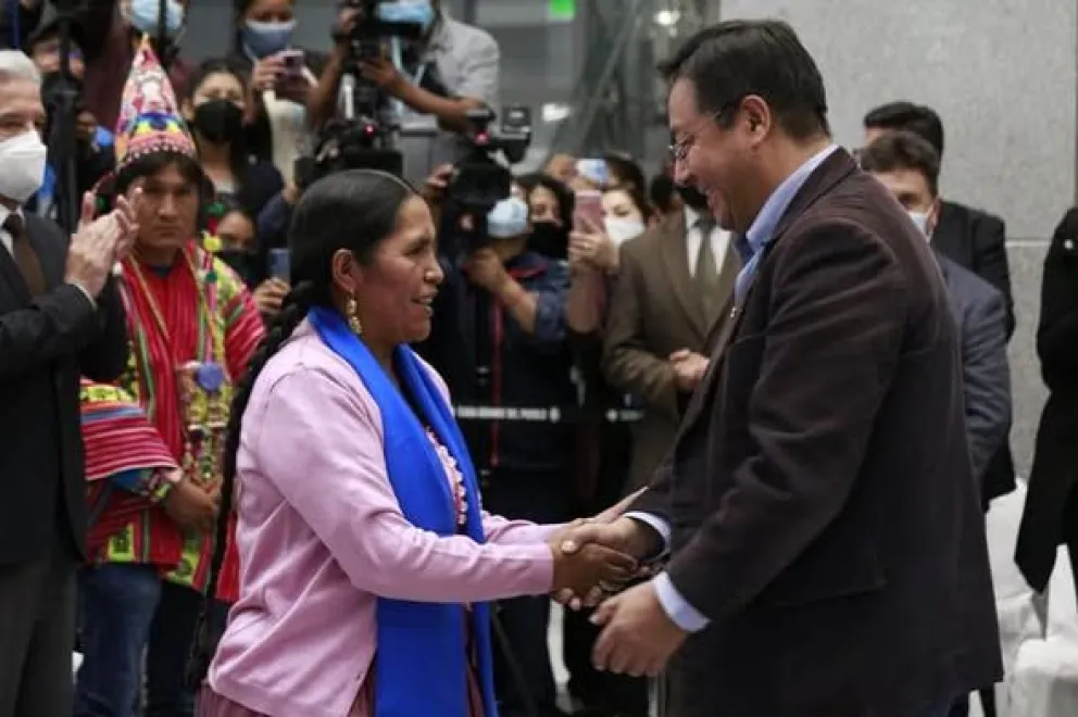 La exministra de Culturas Sabina Orella y el expresidente Luis Arce en noviembre de 2020. Foto archivo: Radio Líder 