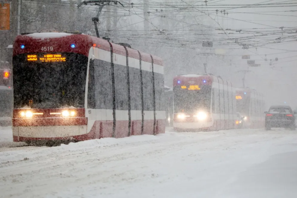 Fotografía del 25 de enero de 2026 de tranvías que transitan por el centro de Toronto (Canadá). Foto: EFE