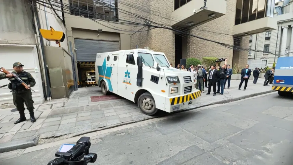 La tarde de este lunes, carros blindados salieron del Banco Central de Bolivia (BCB) para entregar los dólares a las entidades financieras. Foto: Paulo Lizárraga / Visión 360