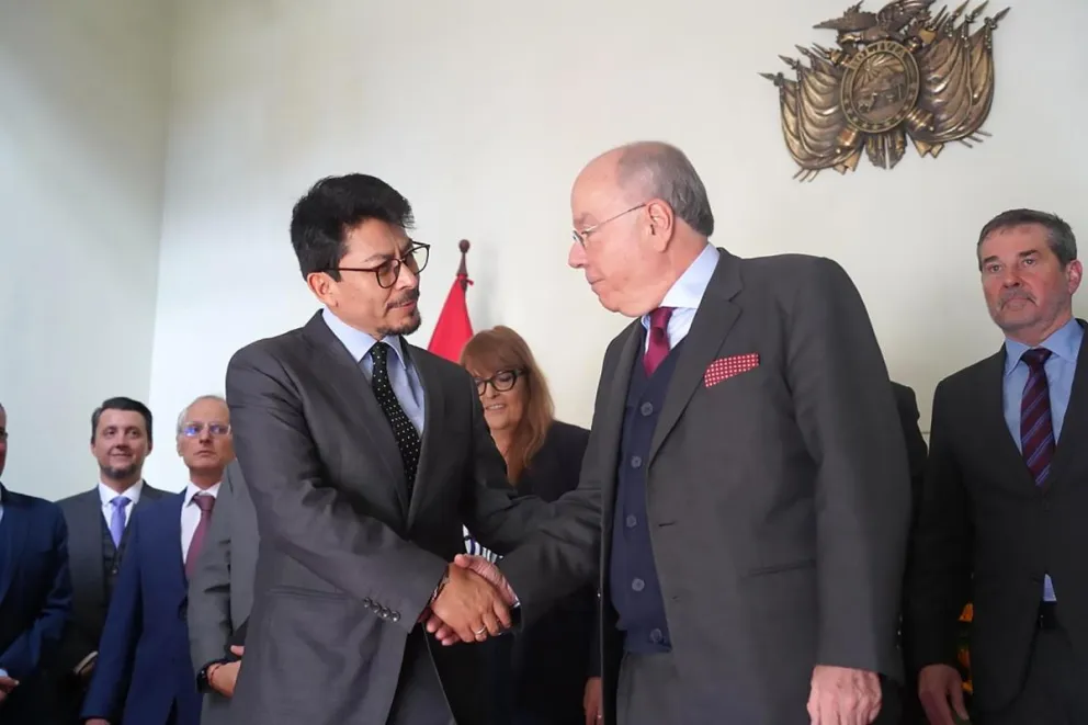 Foto cedida por la Cancillería de Bolivia que muestra al canciller, Fernando Aramayo, saludando al canciller de Brasil, Mauro Viera (d), durante una reunión este martes, en el ministerio de Relaciones Exteriores en La Paz (Bolivia). Foto: EFE