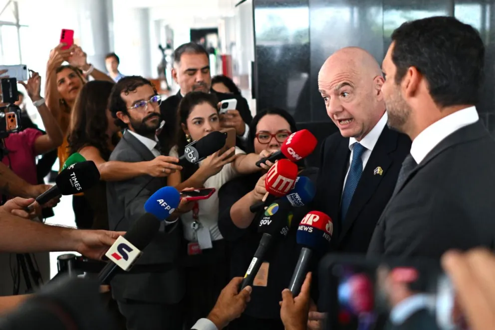 Gianni Infantino, presidente de FIFA, junto a Samir Xaud, declara a periodistas en Brasilia. Foto: EFE