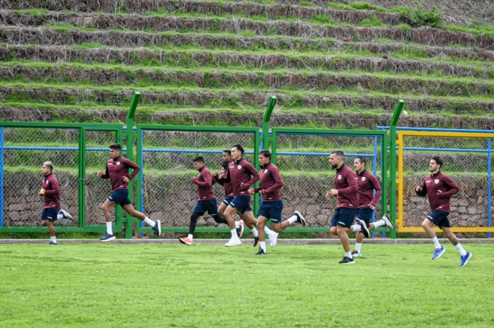 Jugadores de la Academia en pleno trabajo en Perú. Foto: Club Bolívar.