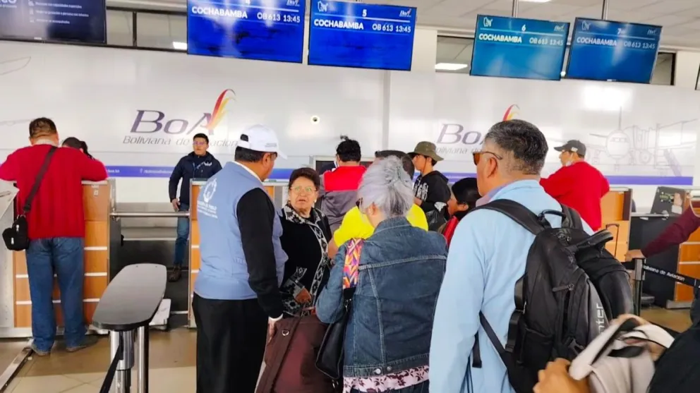 Este lunes, funcionarios de la Defensoría del Pueblo realizan un monitoreo en el Aeropuerto Internacional de El Alto. Foto: Defensoría del Pueblo