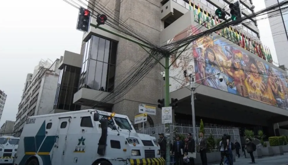 De las bóvedas del BCB salen camiones llevando dólares a los bancos, para que los ahorristas puedan retirarlo. Foto: BCB