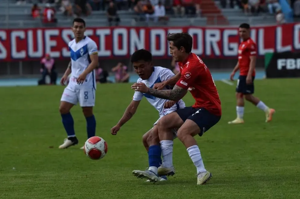Una incidencia de un partido entre el descendido Wilstermann y GV San José. Foto: AD