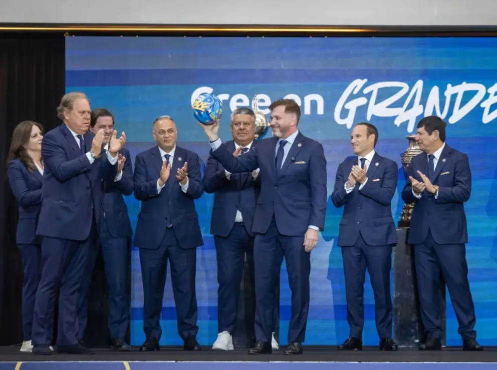 Domínguez junto a los presidentes de las asociaciones miembro. Foto: DSports.