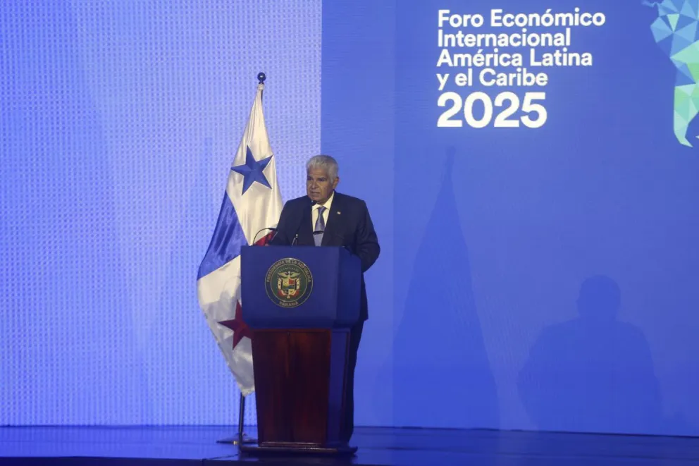 El presidente de Panamá, José Raúl Mulino, hablando durante la apertura del Foro Económico Internacional de América Latina y el Caribe 2025 en Ciudad de Panamá. Foto: EFE