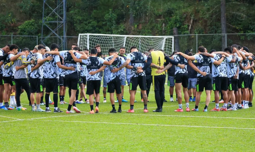 Jugadores del Deportivo Táchira antes de iniciar un entrenamiento en San Cristóbal. Foto: club The Strongest