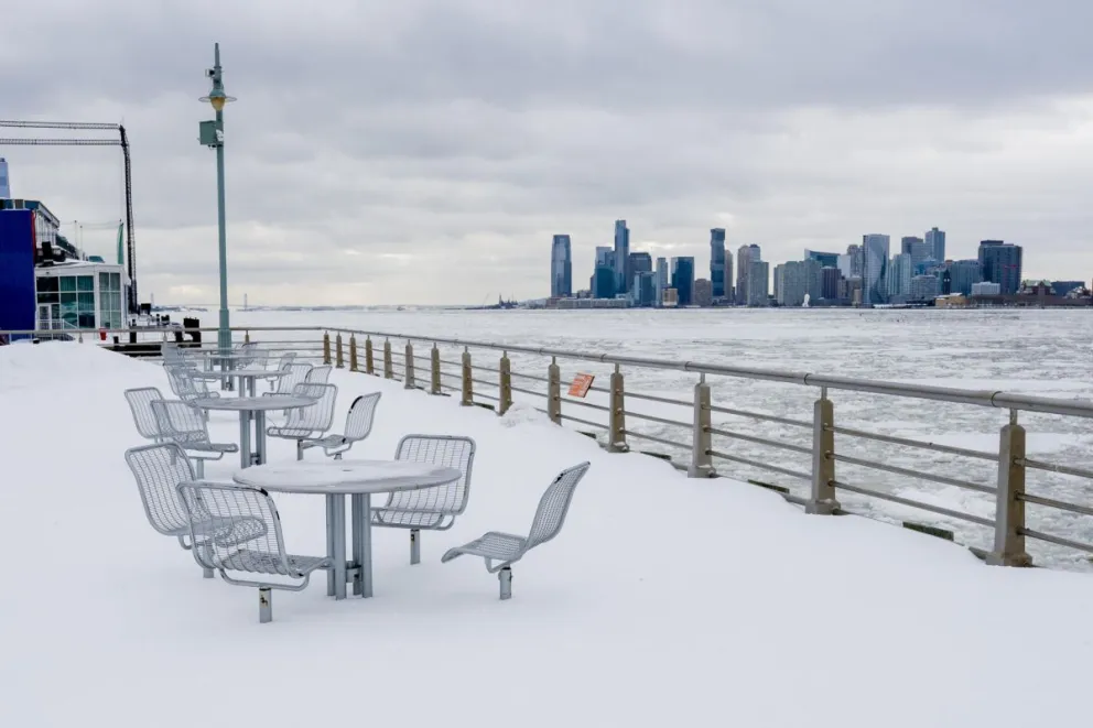Fotografía donde se observa el río Hudson congelado tras la tormenta invernal en Nueva York (Estados Unidos). Foto: EFE