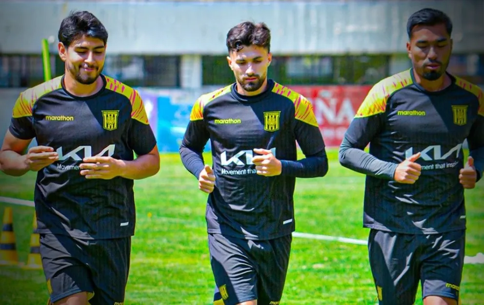 Santiago Arce (izq.) en un entrenamiento con Widen Saucedo y Víctor Cuéllar. Foto: Club The Strongest