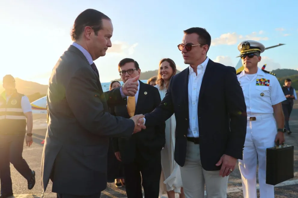 El presidente de Ecuador, Daniel Noboa (d), saludando al canciller de Panamá, Javier Martínez-Acha Vásquez (i) este martes, en el Aeropuerto Internacional Panamá Pacífico, en Ciudad de Panamá (Panamá). Foto: EFE