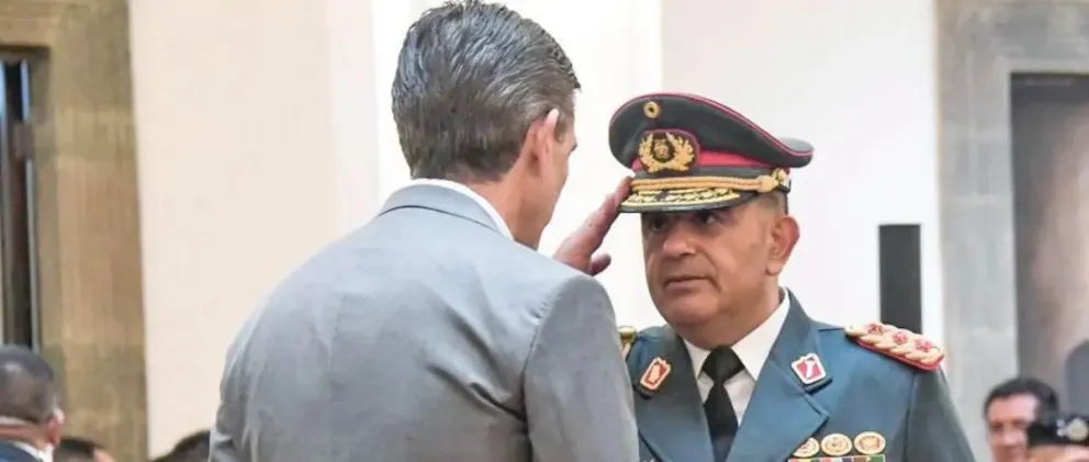 El presidente Rodrigo Paz y el comandante de las FFAA, Víctor Hugo Balderrama. Foto archivo: ABI