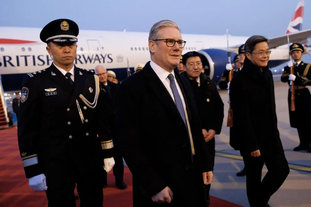 El primer ministro británico, Keir Starmer, siendo recibido por una guardia de honor tras su llegada a China para una visita de Estado, la primera de un mandatario británico desde 2018. Foto: EFE 