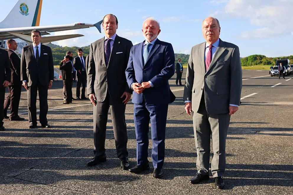 El presidente de Brasil, Luiz Inácio Lula da Silva, posando junto al canciller de Panamá, Javier Martínez-Acha Vásquez (i) y al canciller de Brasil, Mauro Vieira, a su llegada al Aeropuerto Internacional Panamá Pacífico. Foto: EFE 