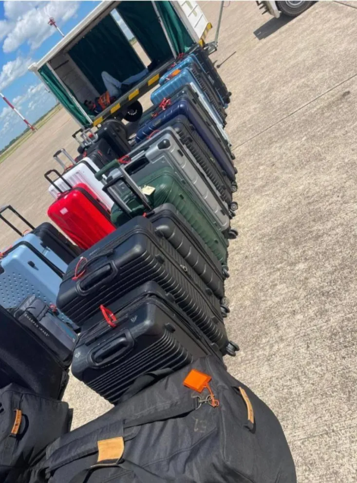 Parte del numero equipaje traído desde Estados Unidos, donde se observa un cintillo rojo de seguridad. Foto: DTV