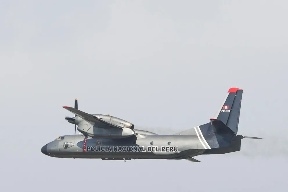 Un avión de la Policía Nacional del Perú durante el traslado de Erick Moreno, alias 'El Monstruo', este miércoles, al Aeropuerto Internacional Silvio Pettirossi, en Luque (Paraguay). Foto: EFE