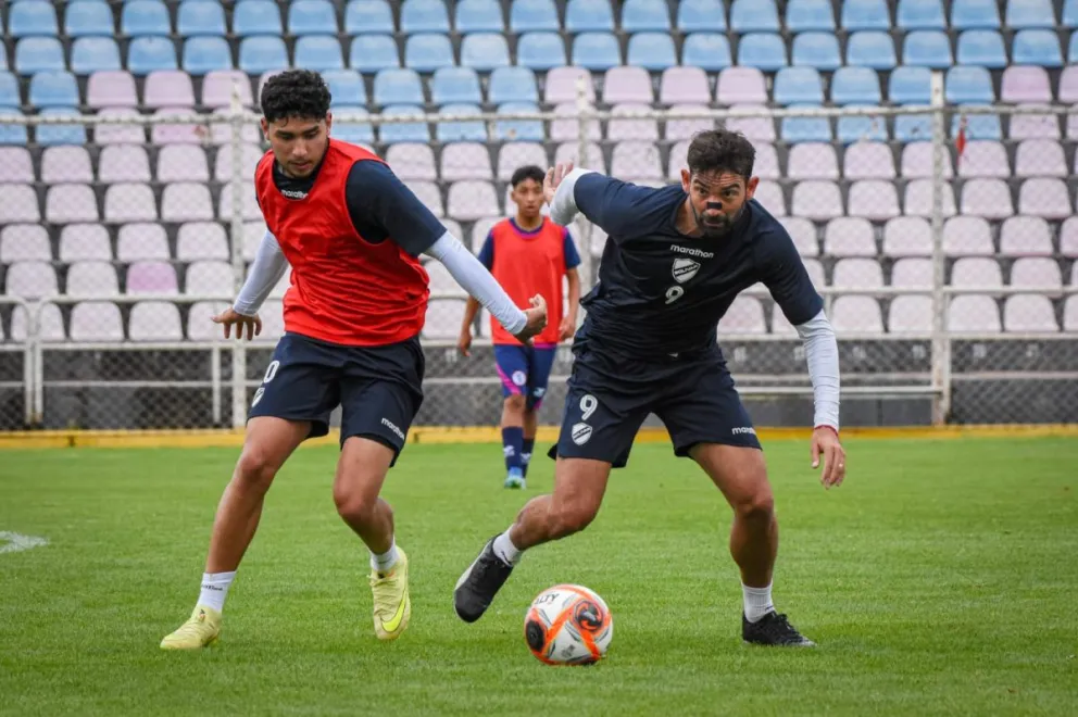 Cauteruccio (der.), de la Academia, durante el amistoso de este miércoles. Foto: Club Bolívar.