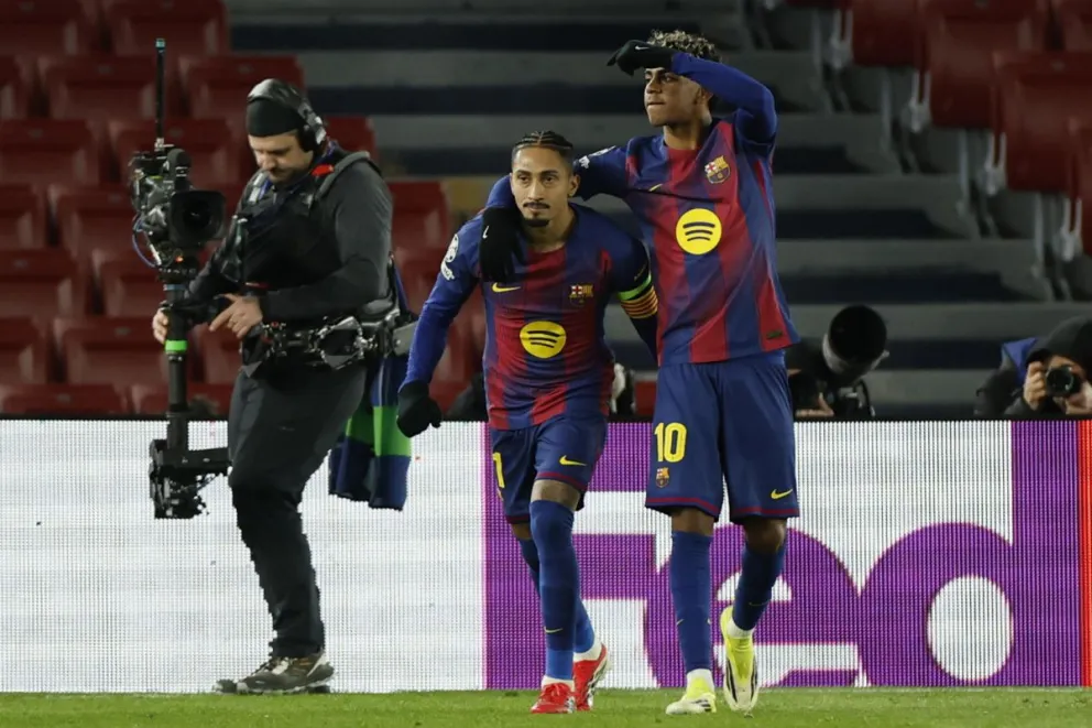 Los jugadores del Barcelona, Raphina (izq.) y Yamal, festejan uno de sus goles. Foto: EFE.