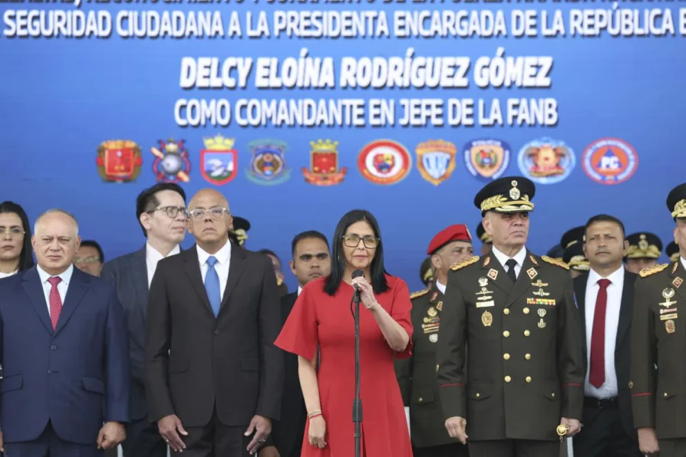 la presidenta encargada de Venezuela, Delcy Rodríguez (c), hablando junto al presidente de la Asamblea Nacional, Jorge Rodríguez (2-i), el ministro del Interior, Diosdado Cabello (i), y el ministro de la Defensa, Vladimir Padrino López (2-d). Foto: EFE