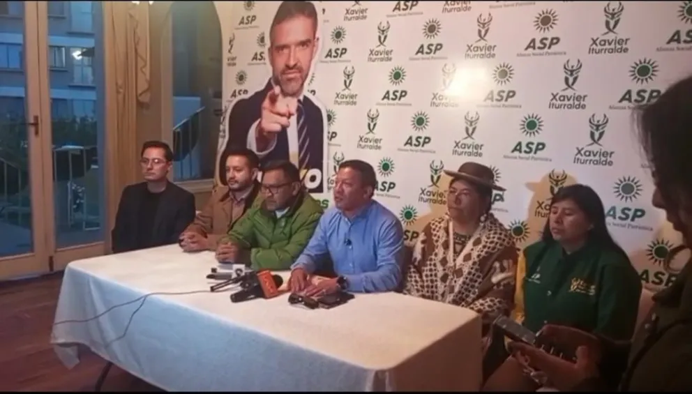 El equipo de campaña de Xavier Iturralde, en conferencia de prensa. Foto: Prensa Xavier Iturralde