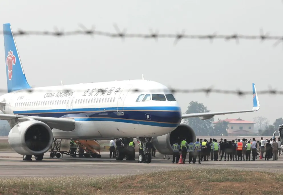 Un grupo de chinos esperando a embarcar en un avión de repatriación tras ser liberados de centros de ciberestafa ubicados en Birmania. Foto: EFE 