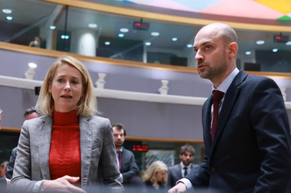 La Alta Representante de la Unión para Asuntos Exteriores, Kaja Kallas (L), y el Ministro francés de Europa y Asuntos Exteriores, Jean-Noel Barrot (R), conversan al inicio del Consejo de Asuntos Exteriores de la UE en Bruselas. Foto: EFE