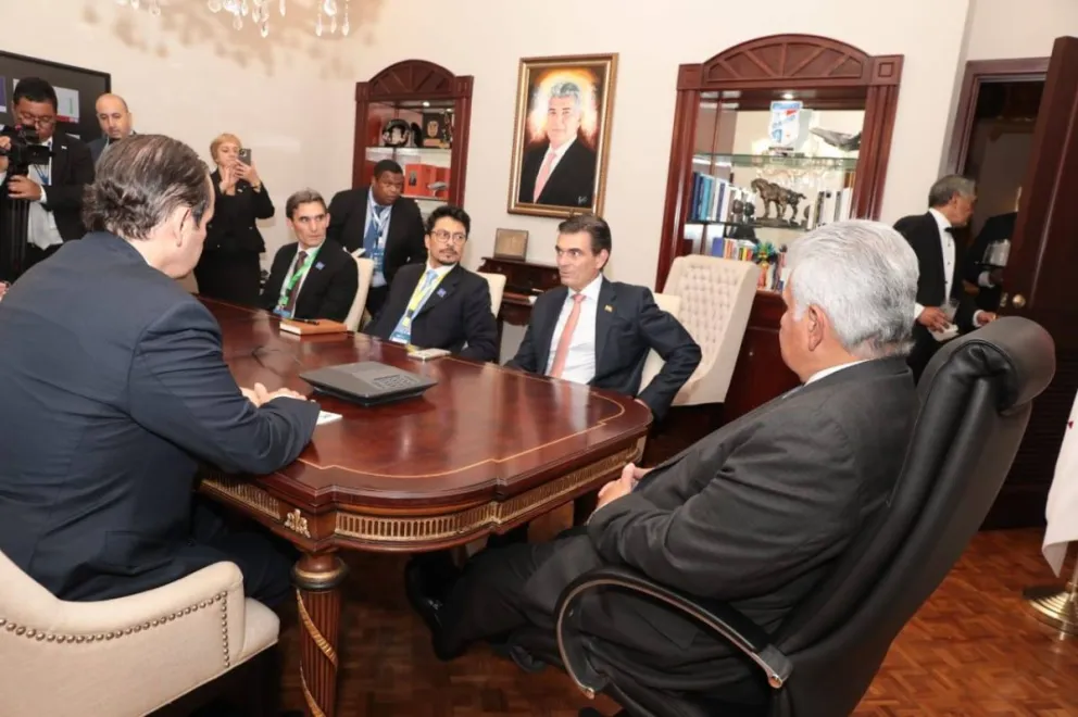 Jaime Paz, hermano del presidente Rodrigo Paz, sentado en el fondo de la imagen. Foto tomada de la cuenta en RRSS del presidente Rodrigo Paz