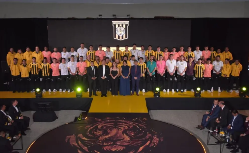 Jugadores, cuerpo técnico y dirigencia de The Strongest en el acto del miércoles por la noche. Foto: Agencia Marka Registrada.