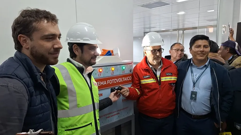 El momento del encendido de la planta fotovoltaica en El Alto. Foto: Edmundo Morales