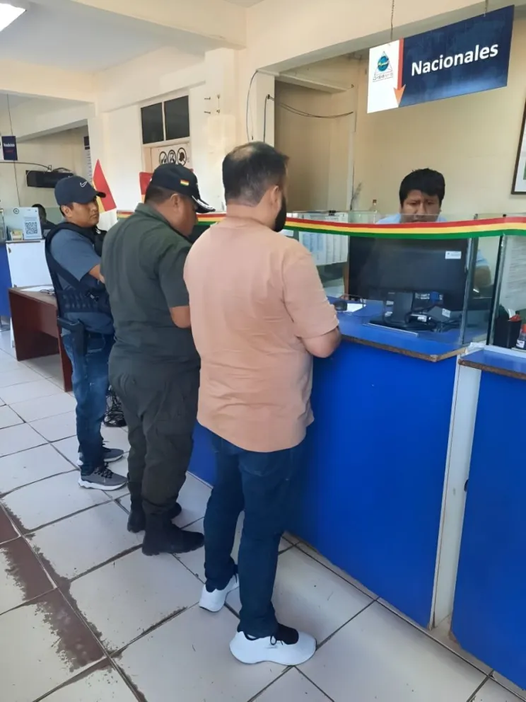 Exfuncionarios del gobierno central, del Órgano Judicial y el Tribunal Electoral, exasambleístas nacionales y otros salieron del país y solo fueron advertidos del incumplimiento de la Ley 1352, de permanencia obligatoria por tres meses en el país