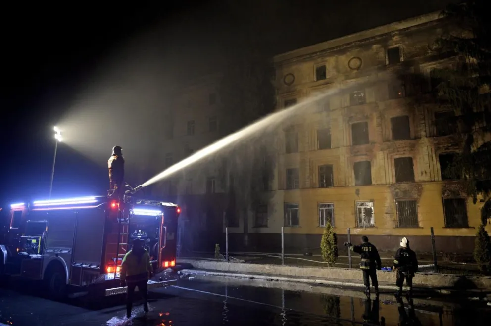 Bomberos ucranianos extinguen un fuego en un edificio atacado por Rusia en una imagen de archivo. Foto: EFE