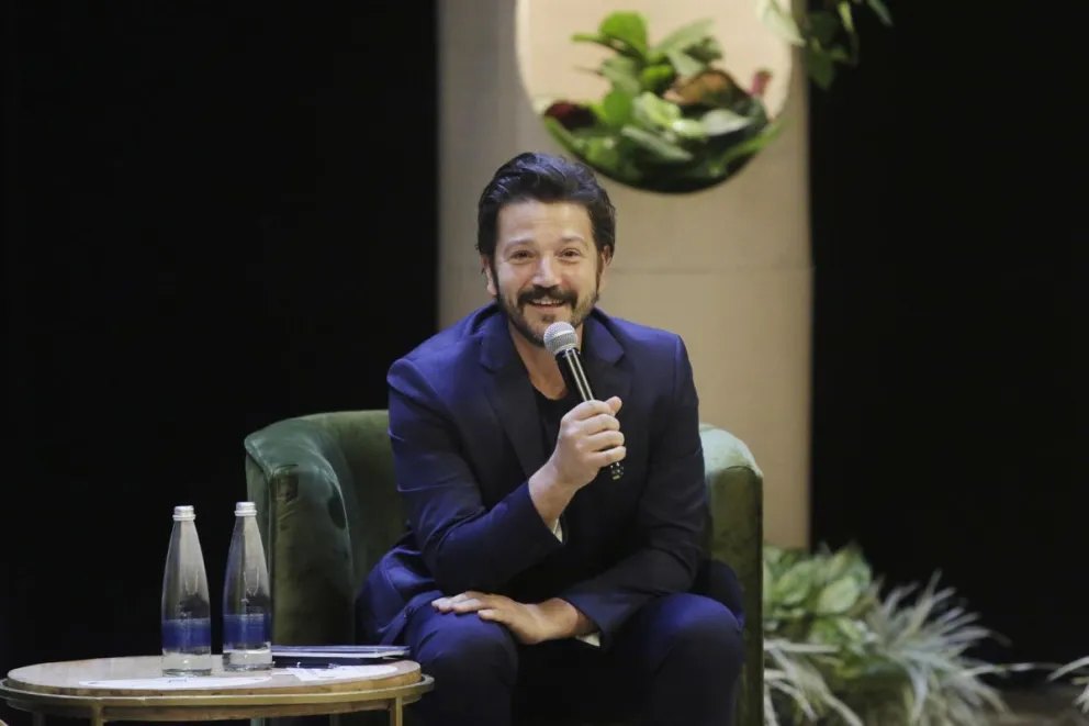 El actor mexicano Diego Luna habla durante la charla inaugural de la edición XXI del Hay Festival en Cartagena (Colombia). Foto: EFE