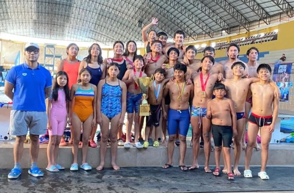 Los nadadores y el entrenador del club ganador. Crédito: Náutico de Sucre