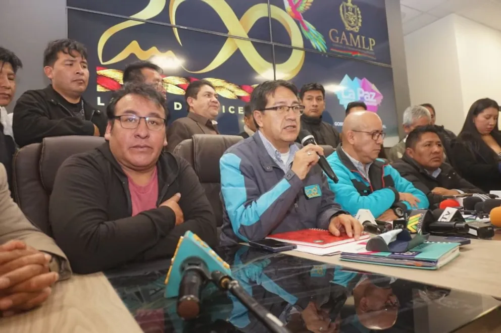 Autoridades y dirigentes informan del acuerdo sobre la tarifa diferenciada. Foto: APG