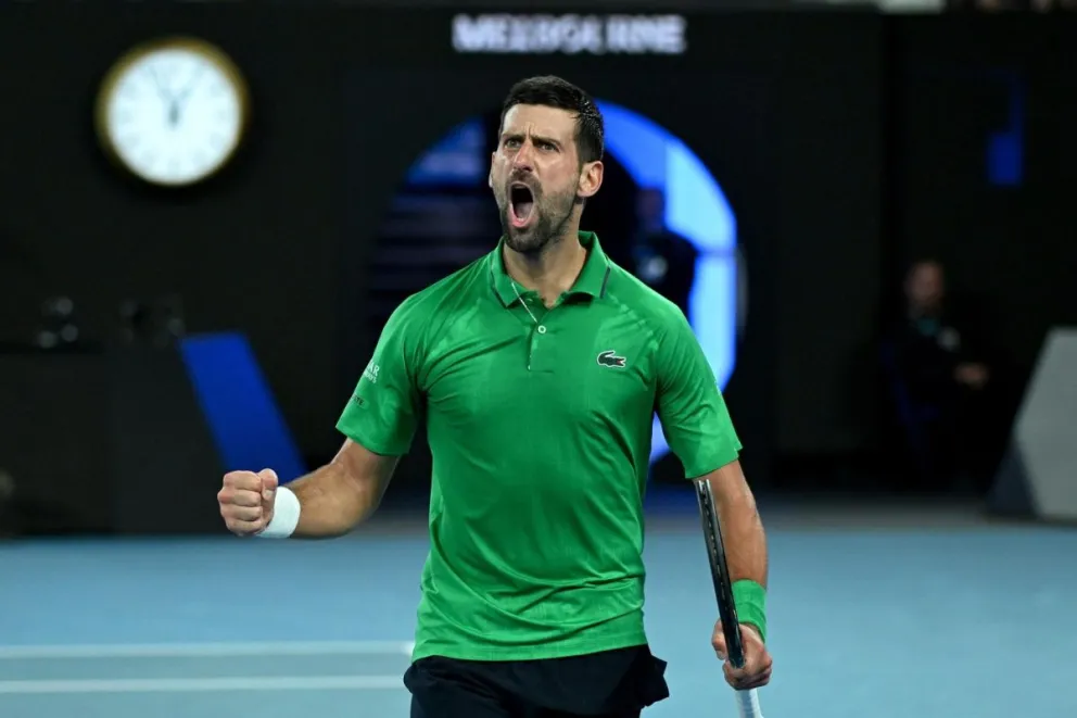 El serbio Novak Djokovic celebra tras ganar en la semifinal a Jannik Sinner. Foto: EFE